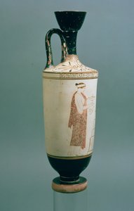 Attische witgrond lekythos met een vrouw die een parfumvat en een alabastron vasthoudt, uit Laurium, Attica
